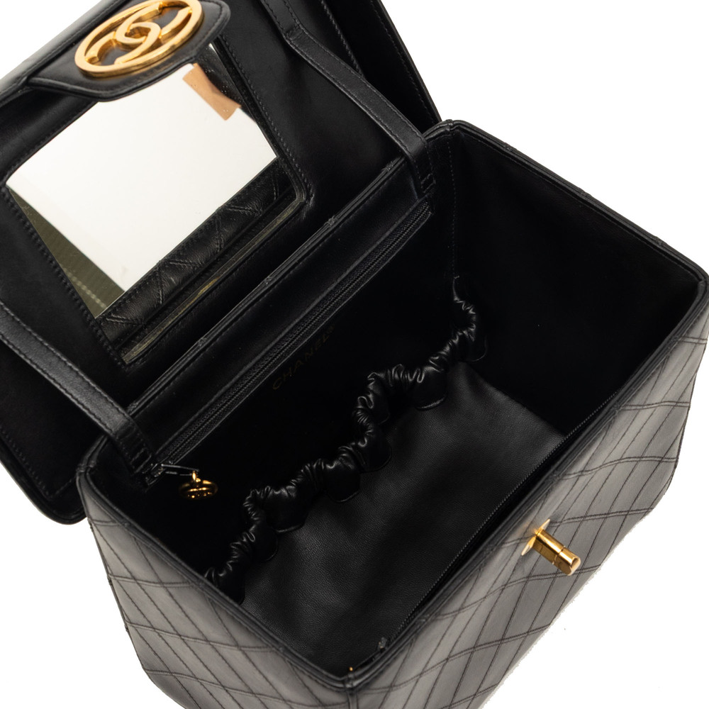 Pre-Loved Chanel CC Stitched Calfskin Turnlock Vanity Case - Picture 4 of 9